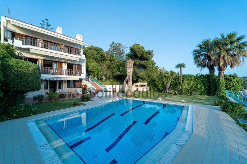 Villa with spectacular views in Saronida