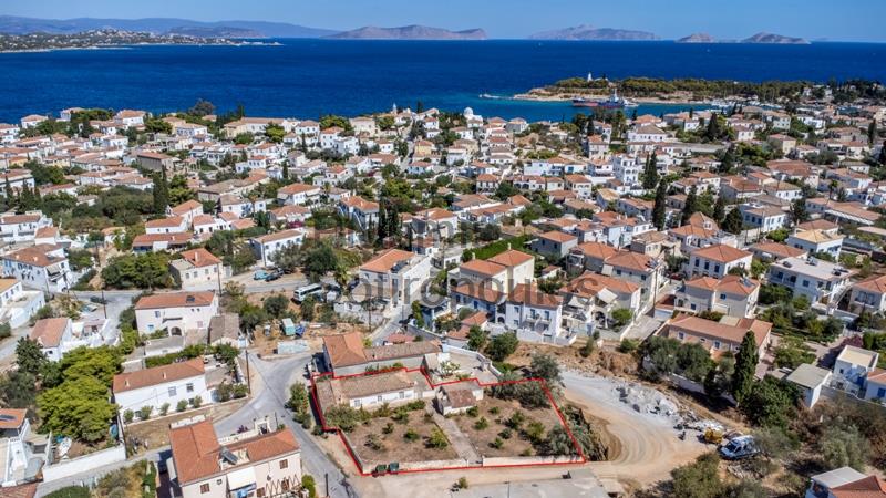 Land plot with an old house in Spetses