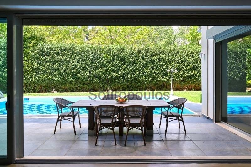 Πολυτελές Διαμέρισμα-Μονοκατοικία με Κήπο και Πισίνα στην Πολιτεία